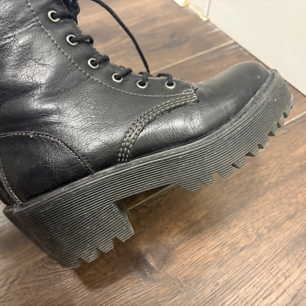 Boots - Picture 4 of 4